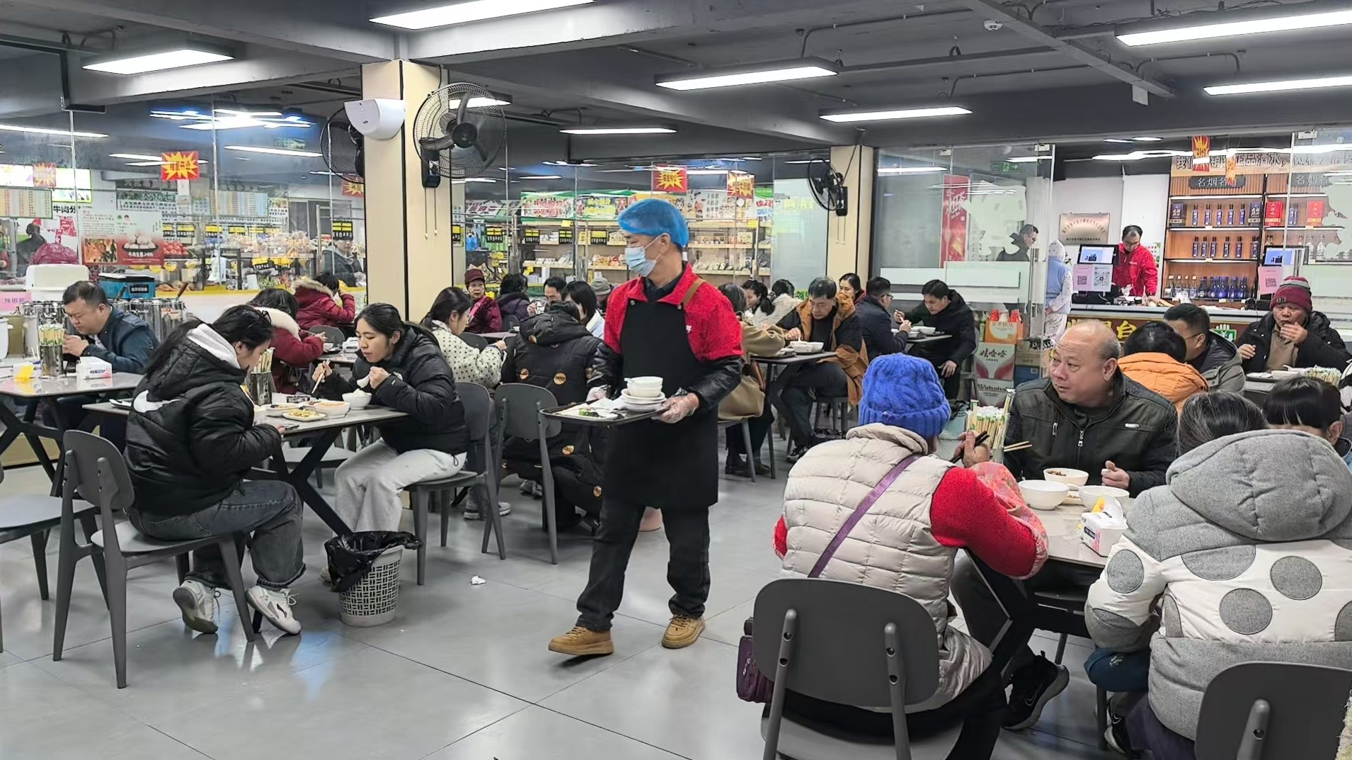 助農(nóng)社區(qū)食堂生意火爆1.jpg